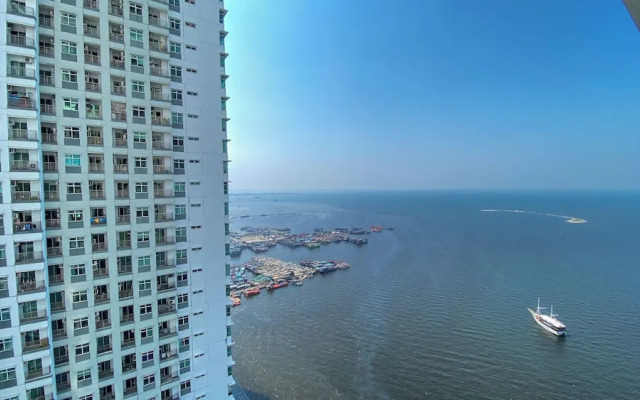 Homey And Comfort 2Br Green Bay Condominium Apartment