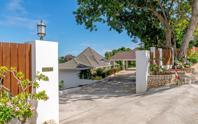 Magnificent 5-Bedroom Estate Villa, Sleeps 12