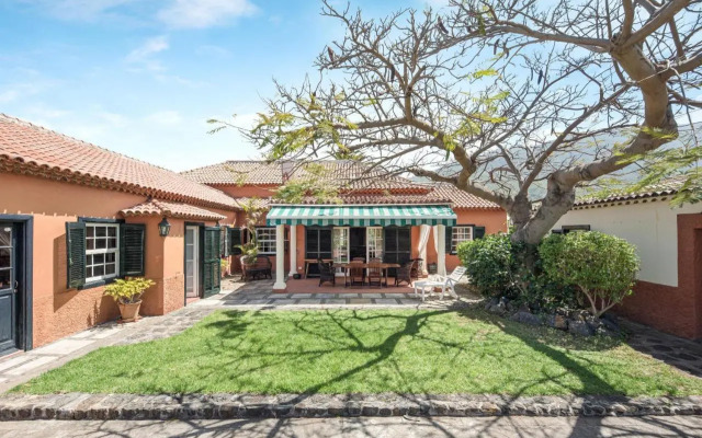 Rural House Los Orovales with Terrace and Parking