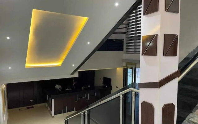 London Base Villa