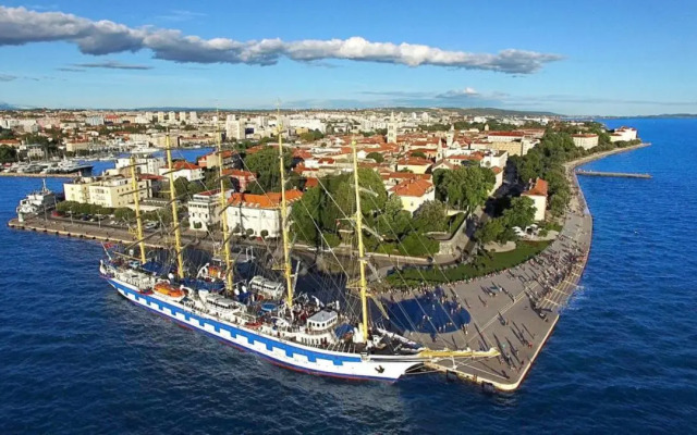 Rhythm Floating Hostel - Zadar
