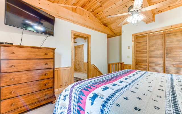 Peaceful Maggie Valley Cabin w/ Mountain Views!