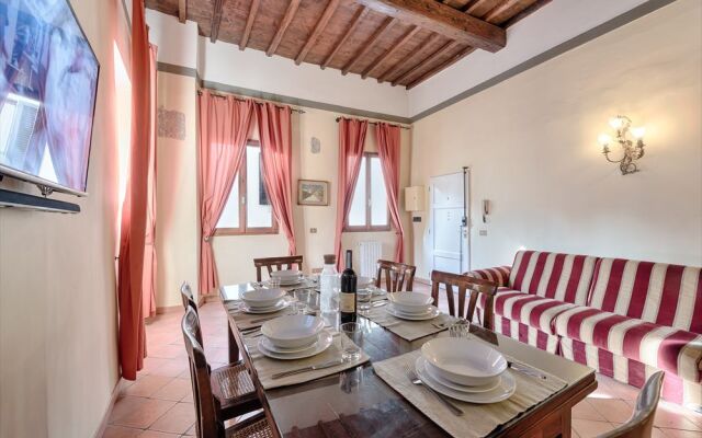 Rosa- Apartment with Terrace in Piazza Strozzi, Duomo
