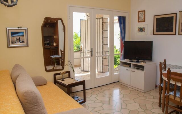 Beachfront Apartment With big Terrace and Garden