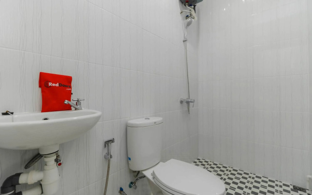 RedDoorz Plus Near Kepri Mall