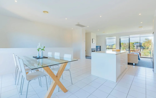 3 Bedroom Condo - Access to Pool Torquay