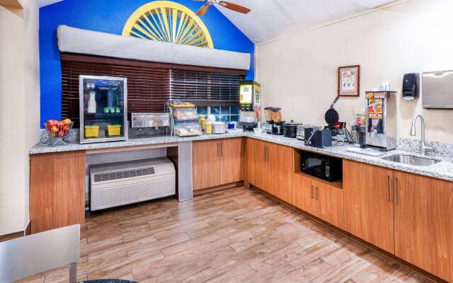 Days Inn & Suites by Wyndham Greeley