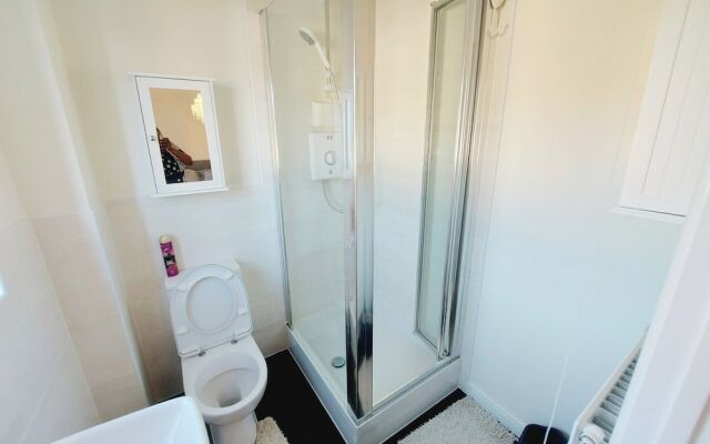 Room in Guest Room - Ensuite Double Room, Full Kitchen, in 3-bed Home