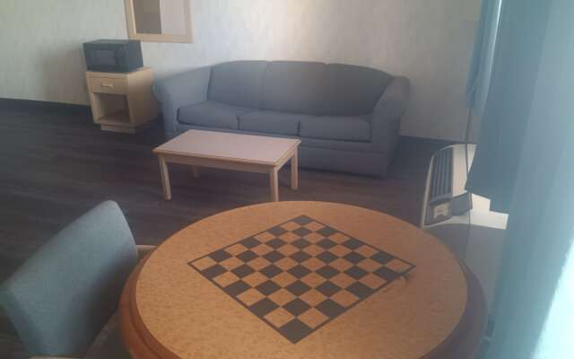 Tree Inn & Suites Albuquerque.