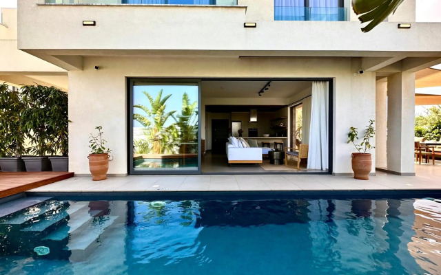 Lora Pearl Luxury Villa By Louis Hotels
