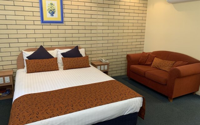 Riverland Motor Inn & River's Restaurant