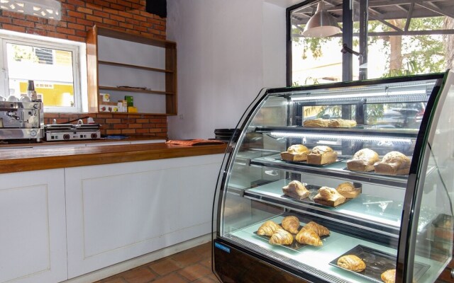 La Villa Cafe & Suites