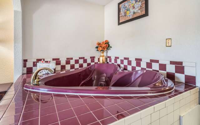 Econo Lodge Inn & Suites Macon West