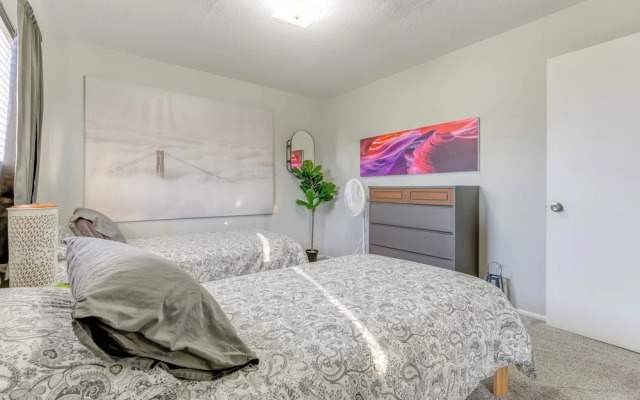 Walk to Conveniences: Tempe Condo w/ Pool!
