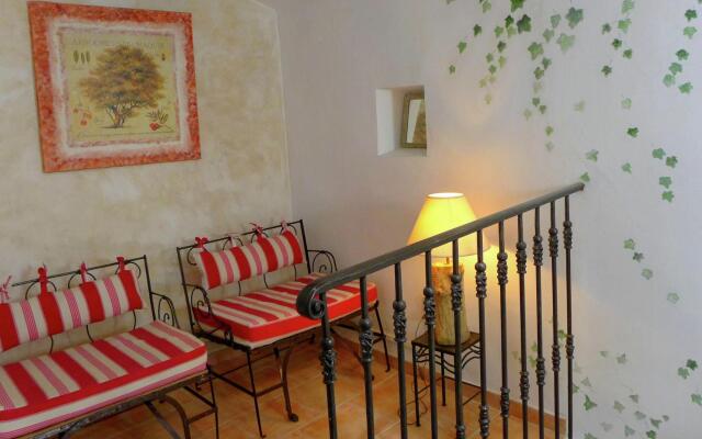 Charming Holiday Home in La Caunette with Swimming Pool