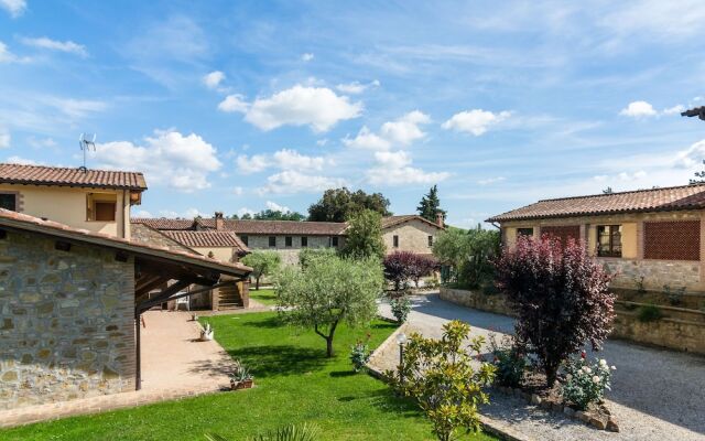 Farmhouse in Perugia with Hot Tub, Swimming Pool, Garden, BBQ