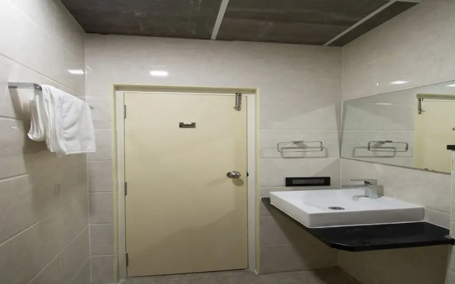 Capital O 23618 Hotel Royal Benza