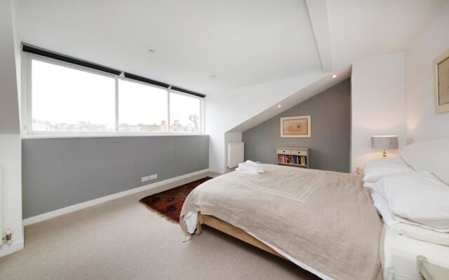 3 Bedroom Notting Hill House With Balcony