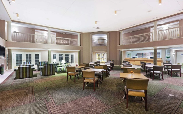 La Quinta Inn & Suites by Wyndham Houston Bush IAH South