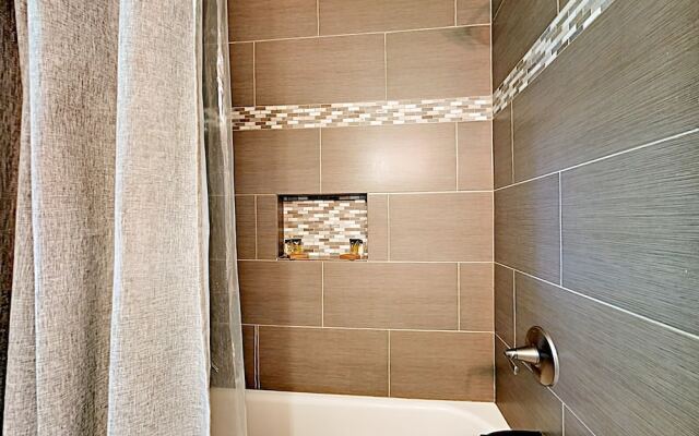 3BR 2BA Remodeled Rosedale House by RedAwning