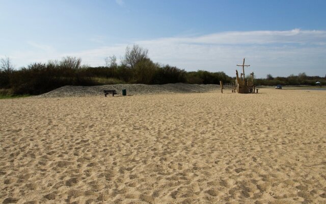 Luxury Holiday Home in Oostvoorne by the Lake