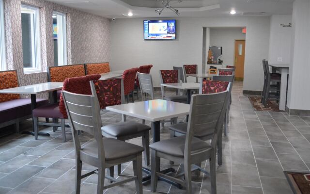 Orangewood Inn & Suites Kansas City Airport