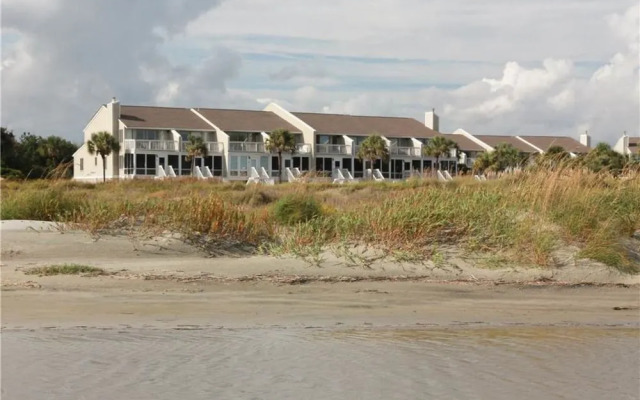 Beach Club 25 by RedAwning