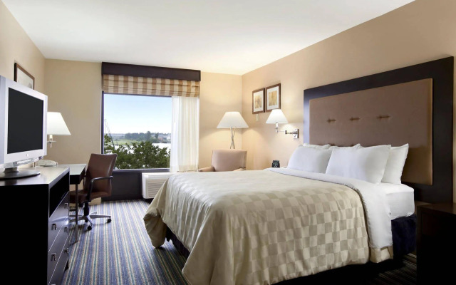 DoubleTree by Hilton New Bern Riverfront