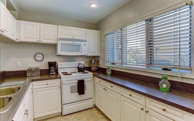 Oceanside Townhouse with Ocean View and Access to the Deck by RedAwning