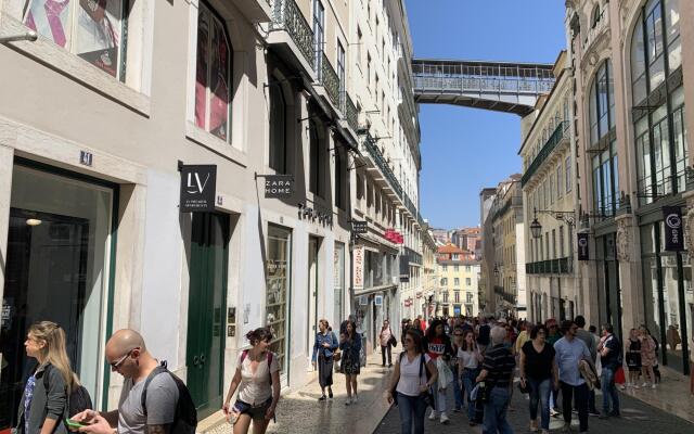 LV Premier Chiado CH7 AC Central Elevator