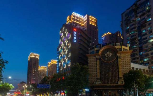 Radow Hotel (Yichang Binjiang Pedestrian Street)