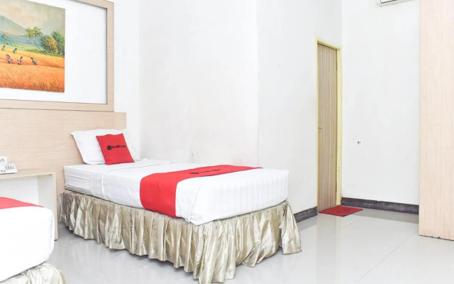 RedDoorz Plus near Sultan Hasanuddin Airport
