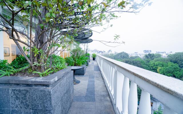 Apricot Hotel