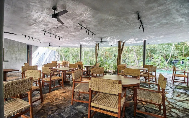 Luxurious Stylish 3BR Apartment Exceptional Location Private Pool Uncovered Patio