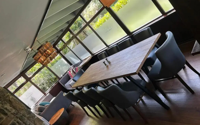 OYO Lamphey Hall Hotel