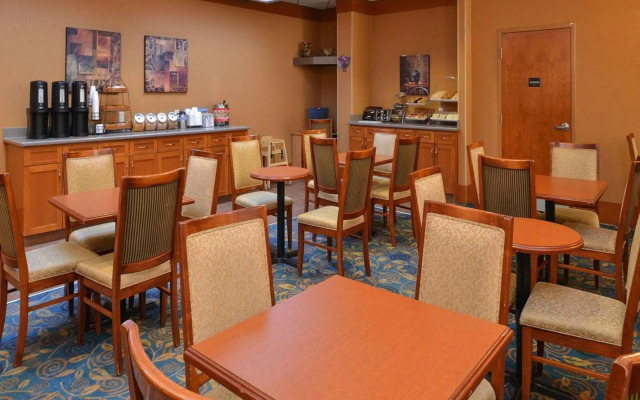 Econo Lodge Inn & Suites University