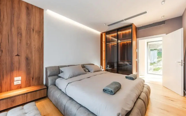 Villa Serenity Luxury Lakeside Manor