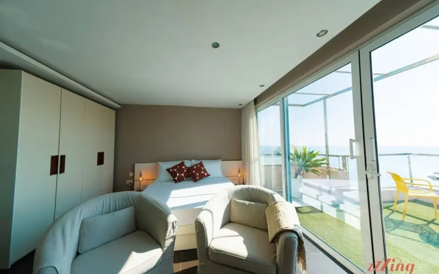 Gorgeous Seaviews From a Stunning Studio