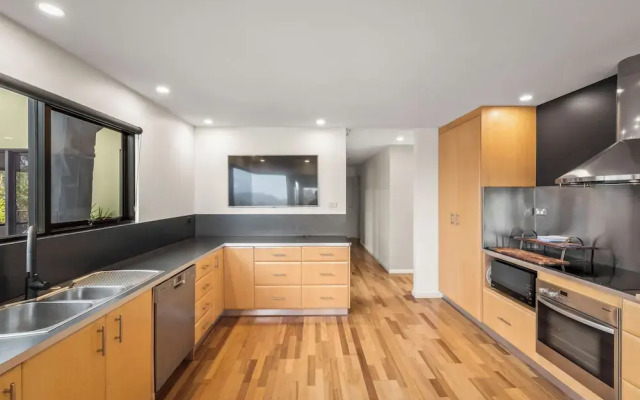Tree Top Views - 4 Bedroom House