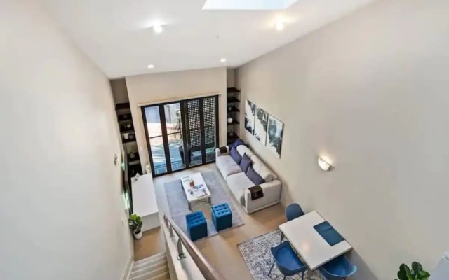 Viaduct Duplex - Free Parking, Best Location!