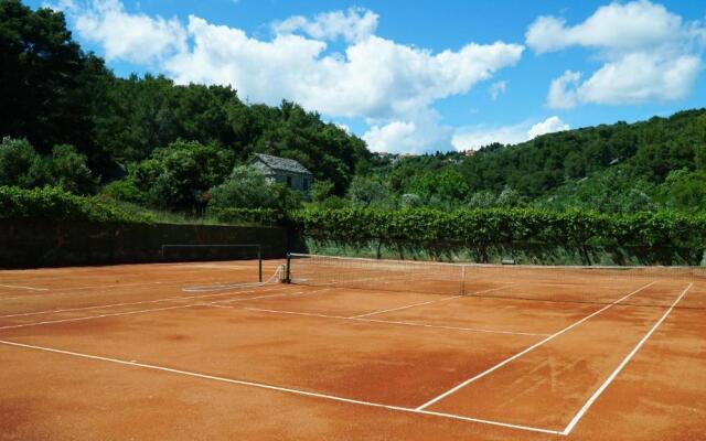 Tennis court Studio Slivje with pool