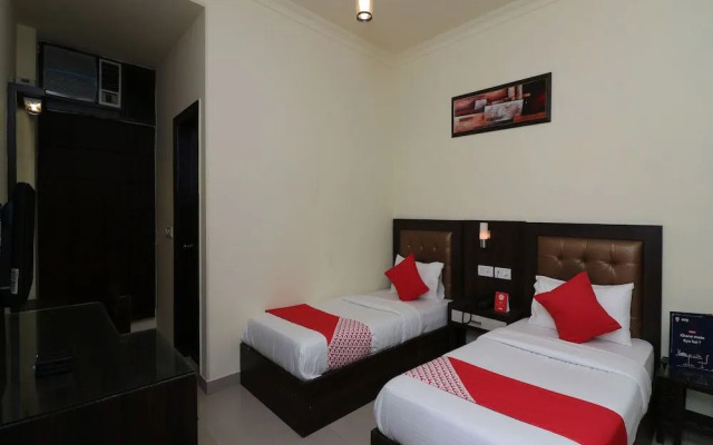 OYO 389 Hotel Applee Inn