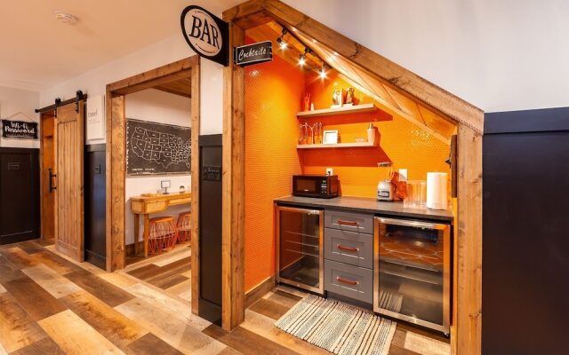 Night Owl 3 Bedroom Cabin by RedAwning