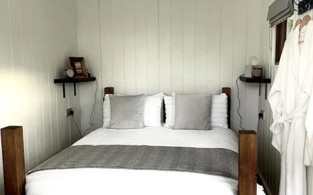 Trethowels Grey Hidden hut