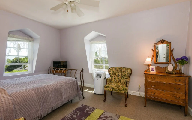 Payne's Harbor View Inn