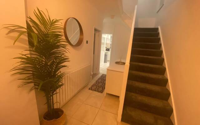 Charming 3-bed House Near Central Manchester