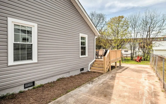 Ideally Located 'penne Place' w/ Deck & Grill