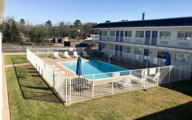 Motel 6 Lufkin, TX