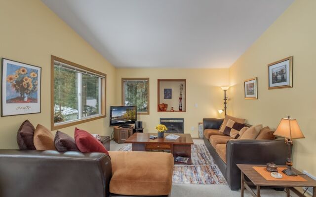 Suite Serenity 3 Bedroom Condo by NW Comfy Cabins by RedAwning