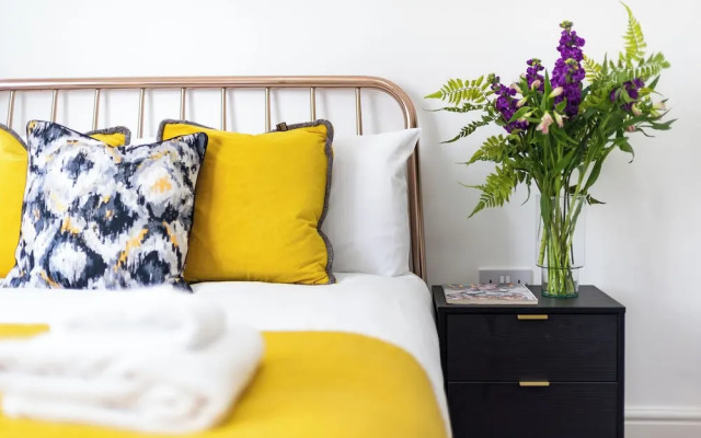 Earl's Court by CAPITAL 119